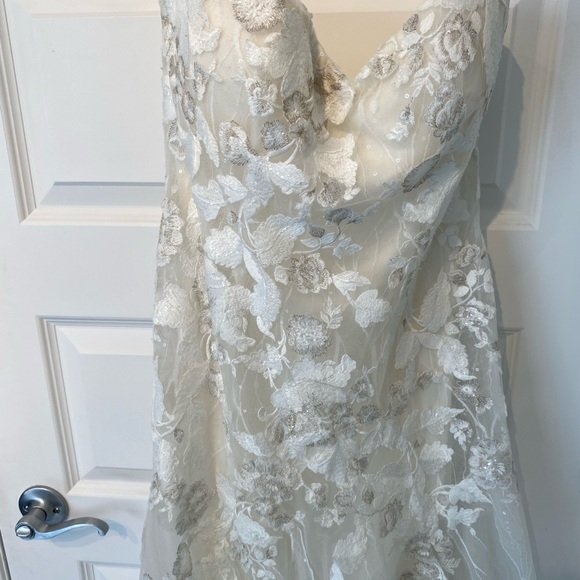 Gorgeous wedding gown never worn - Picture 2 of 8